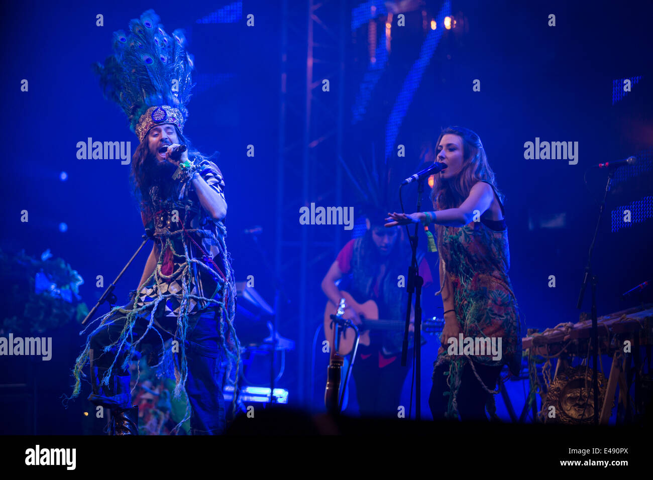 Crystal Fighters live auf der John Peel-Bühne beim Glastonbury Festival 2014, Musik Stockfoto