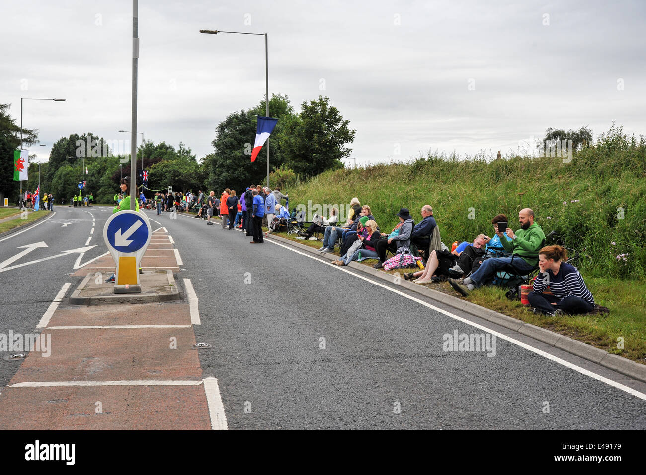 Green Hammerton, Yorkshire, Großbritannien. 6. Juli 2014. Menschenmassen am Straßenrand an Green Hammerton wartet auf die Tour De France-Credit: Richard Burdon/Alamy Live News Stockfoto