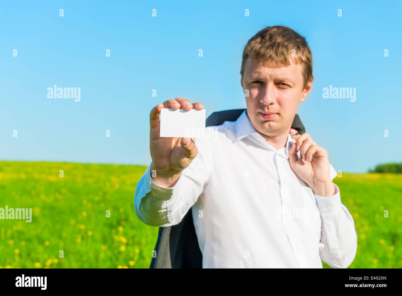 ein Mann in Business-Kleidung mit einer Visitenkarte in der hand Stockfoto