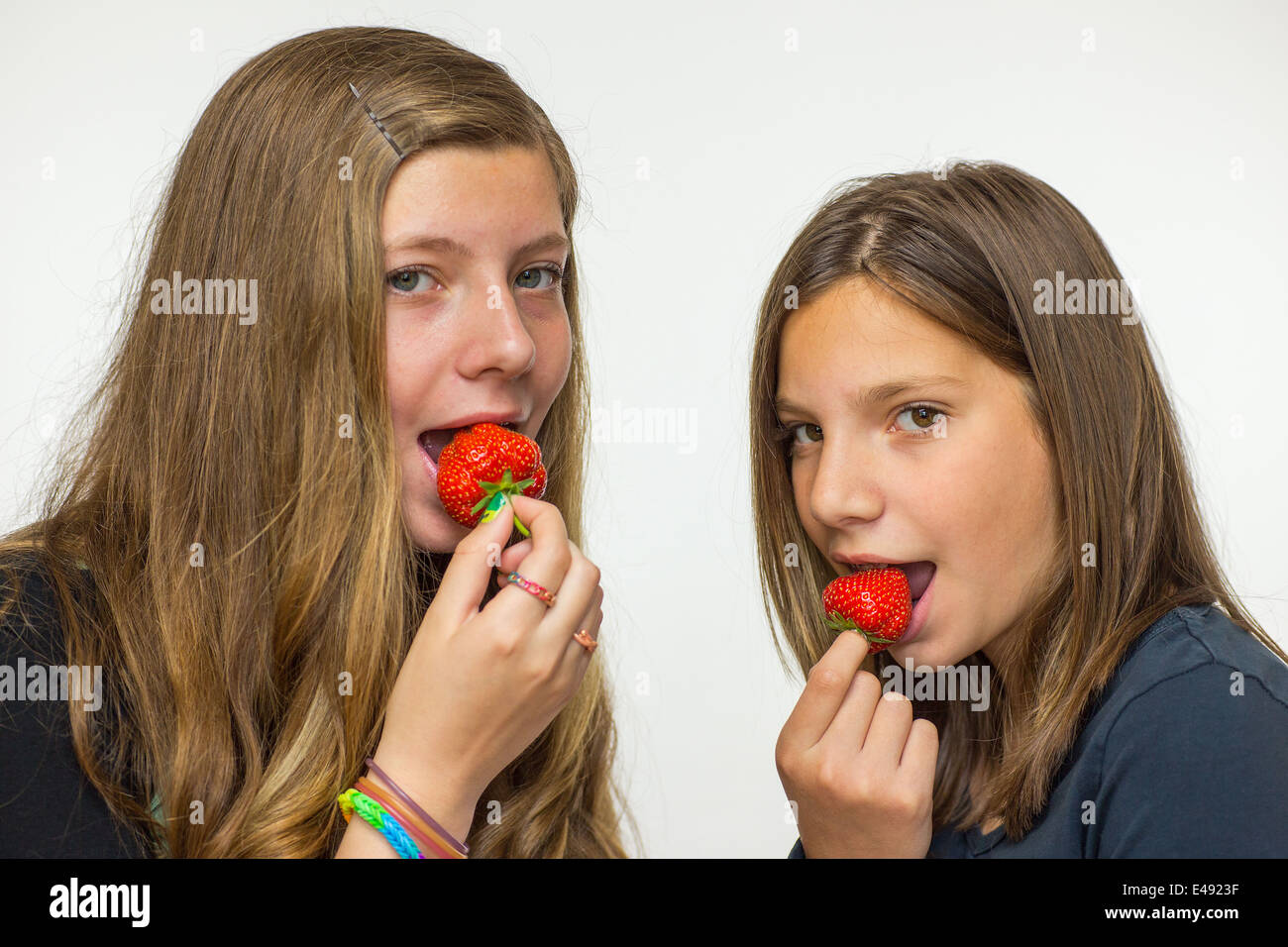 Zwei Mädchen im Teenageralter Erdbeeren essen Stockfoto