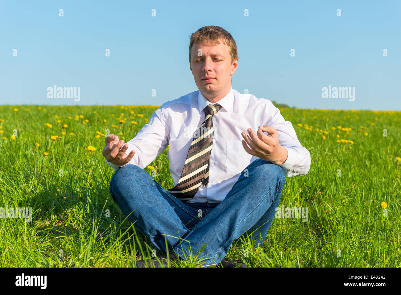 Geschäftsmann entspannend lindert Stress im Feld Stockfoto