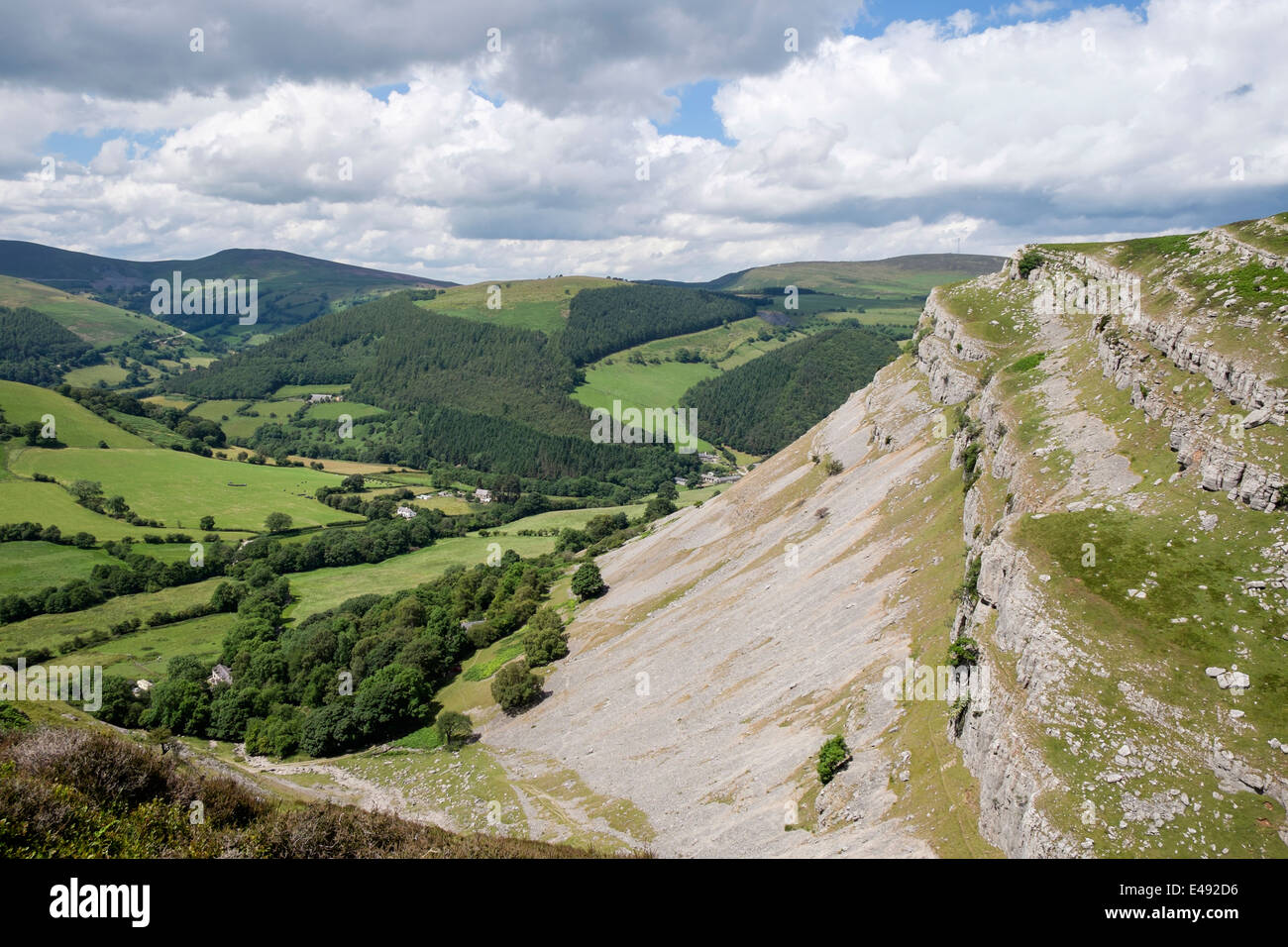 Eglwyseg Berg Kalkstein Escarpment über dem grünen Tal in der Nähe von Llangollen, Denbighshire, North Wales, UK, Großbritannien, Europa. Stockfoto