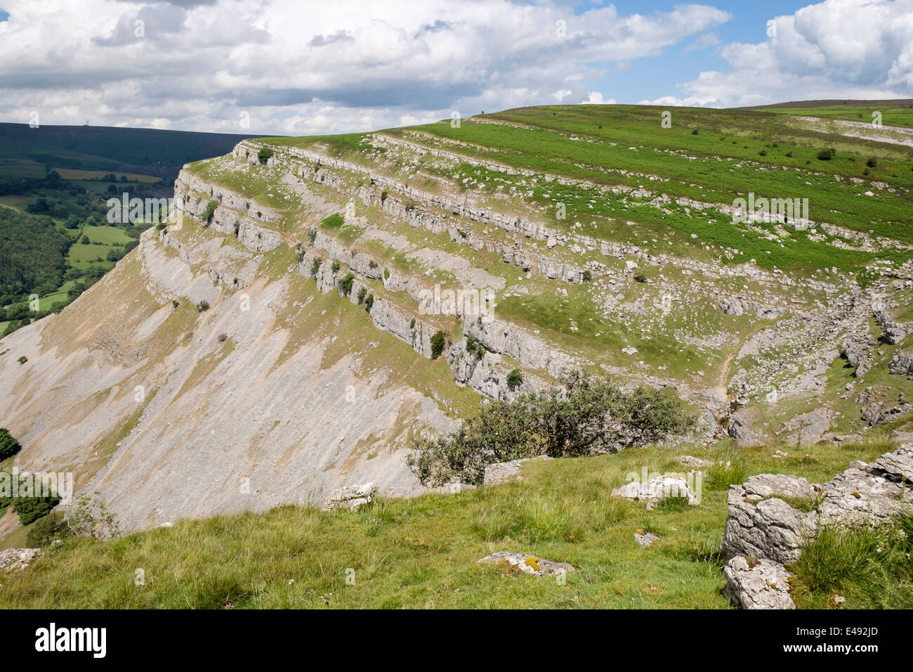 Eglwyseg Berg Kalkstein Escarpment in Hügeln in der Nähe von Llangollen, Denbighshire, North Wales, UK, Großbritannien Stockfoto