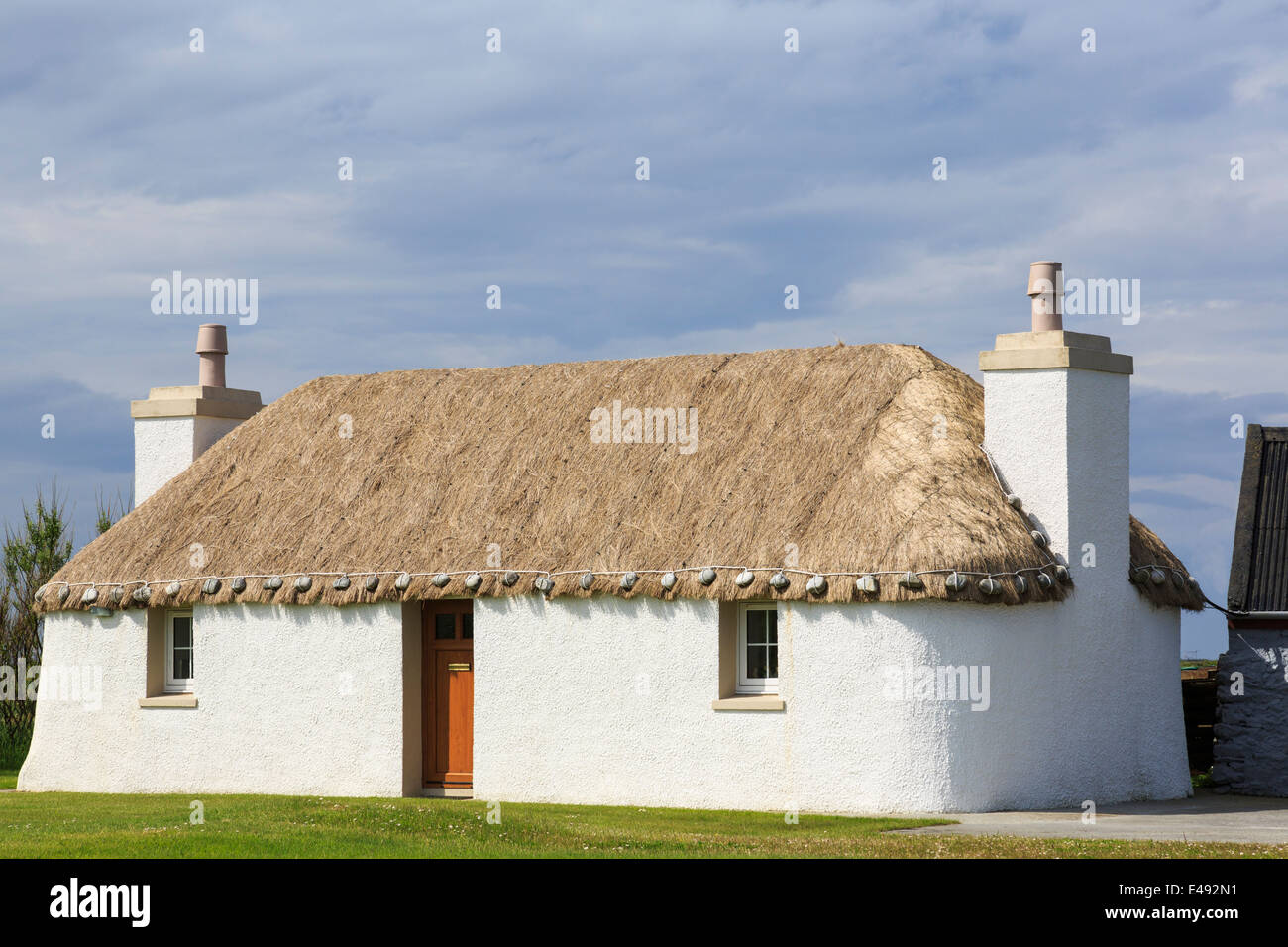 Altes restauriertes Haus mit Reetgedeckten häusern aus croft whitehouse mit traditionellen schottischen Wänden. South Uist Outer Hebrides Western Isles Scotland UK Stockfoto