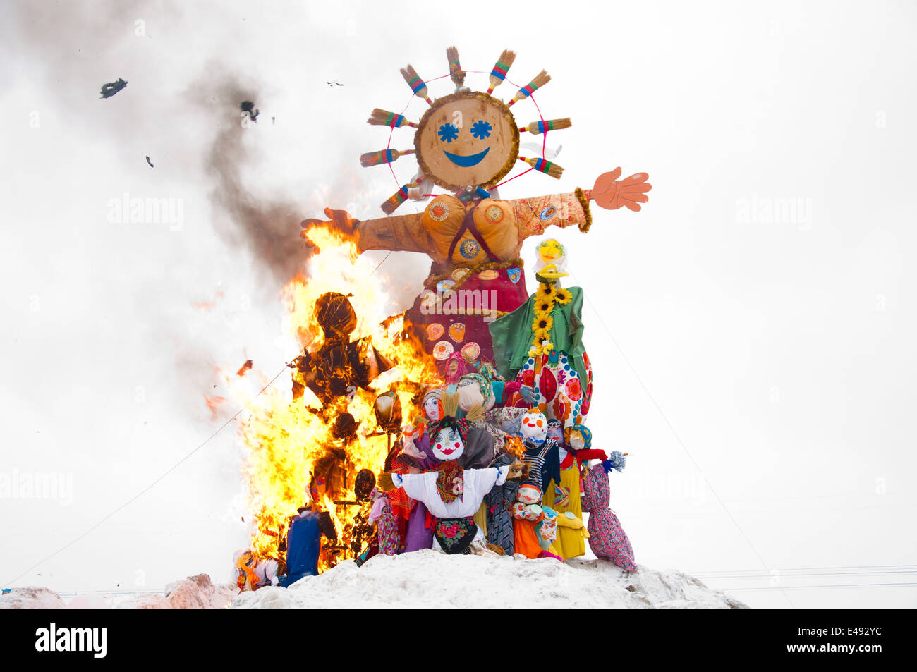 Maslenitsa Urlaub Folk russischen zu Fuß Orthodoxie christlicher Puppe Lappen Stofftier Feuer brennen Symbol sehen Winter Spaß Tradition Stockfoto