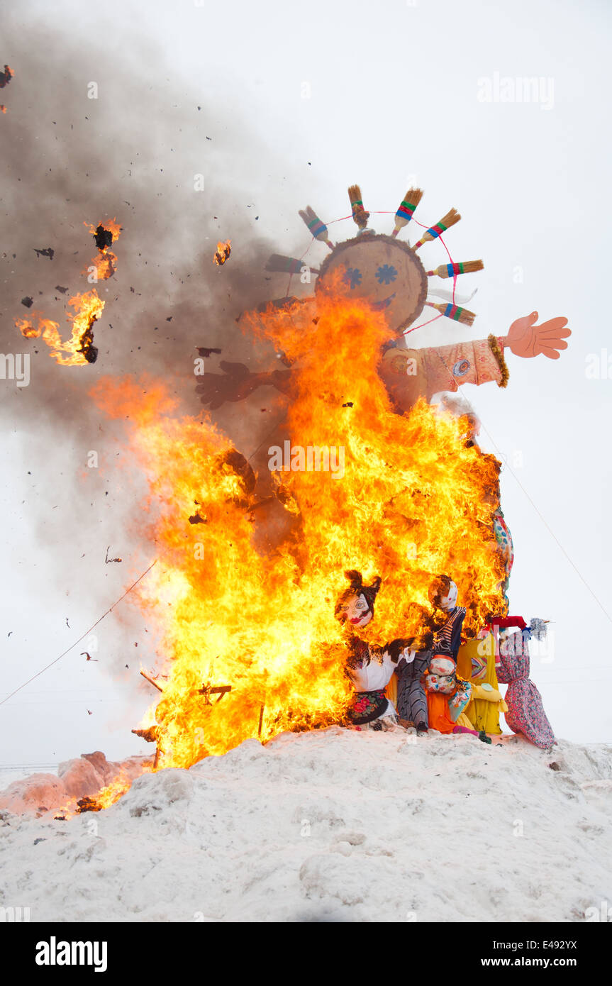 Maslenitsa Urlaub Folk russischen zu Fuß Orthodoxie christlicher Puppe Lappen Stofftier Feuer brennen Symbol sehen Winter Spaß Tradition Stockfoto