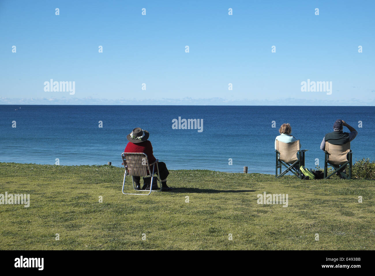 ältere und pensionierte Personen am Meer sitzen und genießen Sie australischen Küste im Palm Beach, sydney Stockfoto
