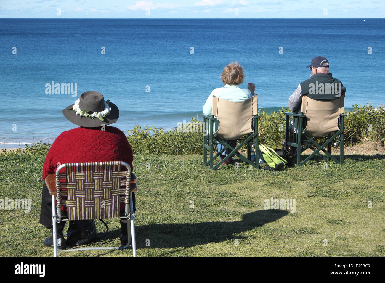 ältere und pensionierte Personen am Meer sitzen und genießen Sie australischen Küste im Palm Beach, sydney Stockfoto