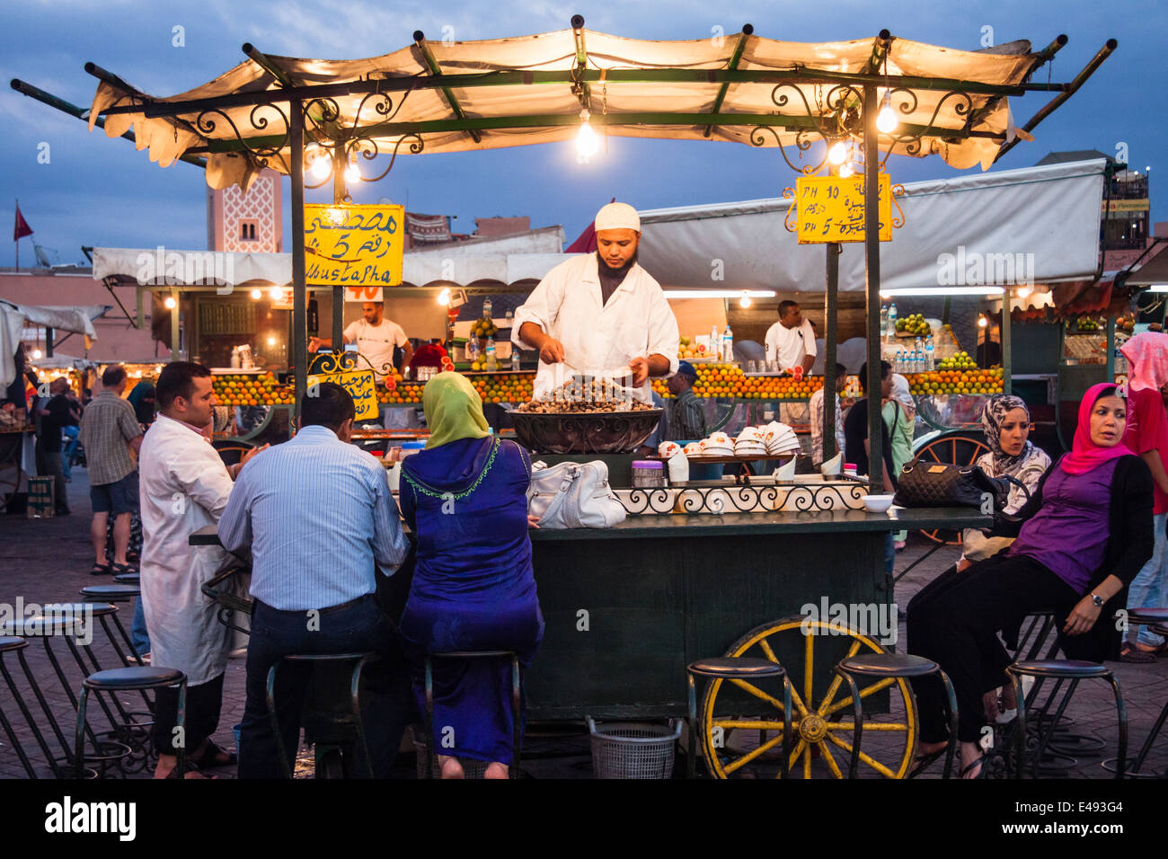 Djemaa el Fna Essensstände in der Abenddämmerung. Marrakesch, Marokko. Stockfoto