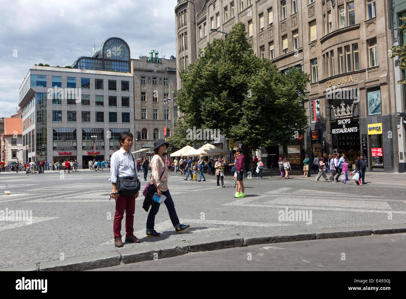 Touristen auf dem Wenzelsplatz in Prag Tourismus Tschechische Republik Stockfoto