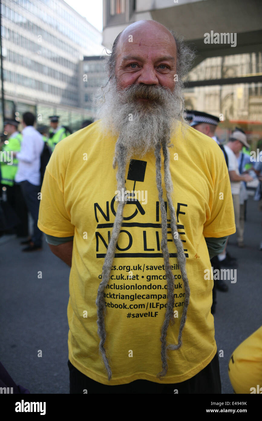 London, UK. 4. Juli 2014. Die Gruppe behinderter Menschen gegen Kürzungen, blockieren die Straße außerhalb Westminster Abby am 4. Juli 2014. Der Protest, ursprünglich auf Tothill Street, zog nach nahe gelegenen Victoria Street auf den Protest mitten auf der Straße tragen. © Jay Shaw Baker/NurPhoto/ZUMA Draht/Alamy Live-Nachrichten Stockfoto