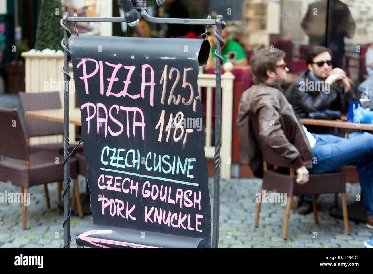 Kreidetafel-Menü außerhalb der Bar Old Town, Prag Tschechische Republik Stockfoto