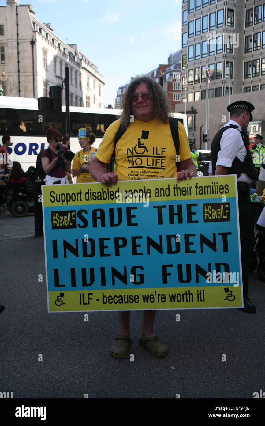 London, UK. 4. Juli 2014. Die Gruppe behinderter Menschen gegen Kürzungen, blockieren die Straße außerhalb Westminster Abby am 4. Juli 2014. Der Protest, ursprünglich auf Tothill Street, zog nach nahe gelegenen Victoria Street auf den Protest mitten auf der Straße tragen. © Jay Shaw Baker/NurPhoto/ZUMA Draht/Alamy Live-Nachrichten Stockfoto