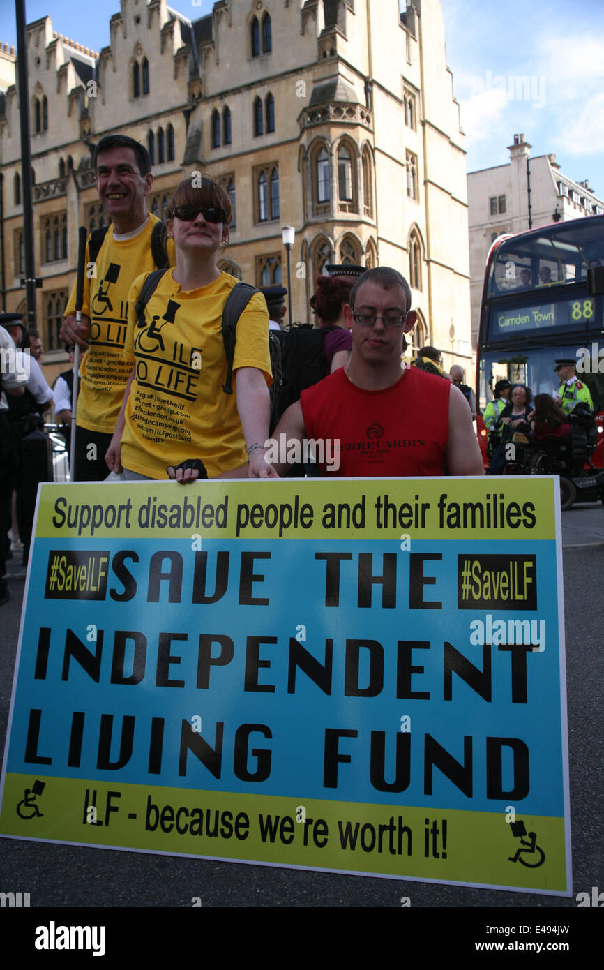 London, UK. 4. Juli 2014. Die Gruppe behinderter Menschen gegen Kürzungen, blockieren die Straße außerhalb Westminster Abby am 4. Juli 2014. Der Protest, ursprünglich auf Tothill Street, zog nach nahe gelegenen Victoria Street auf den Protest mitten auf der Straße tragen. © Jay Shaw Baker/NurPhoto/ZUMA Draht/Alamy Live-Nachrichten Stockfoto