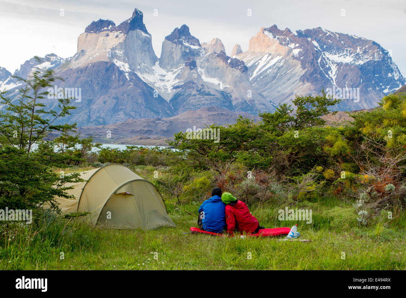 Camping mit Blick auf die Berge, Torres del Paine, Chile Stockfoto