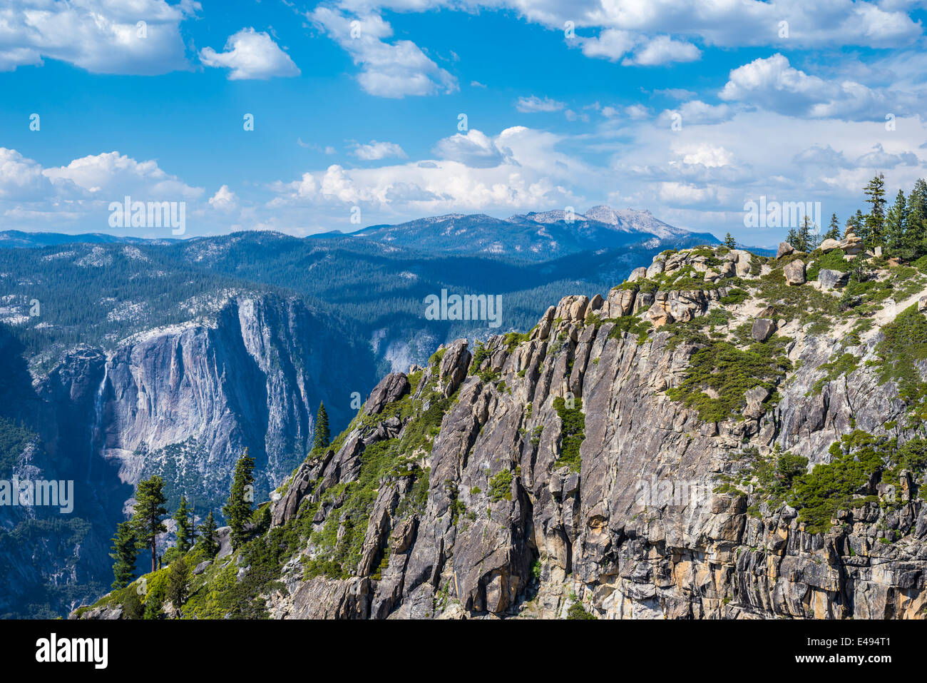 Blick auf Wolken und Granitberge aus Taft Point übersehen. Yosemite Nationalpark, Kalifornien, USA. Stockfoto