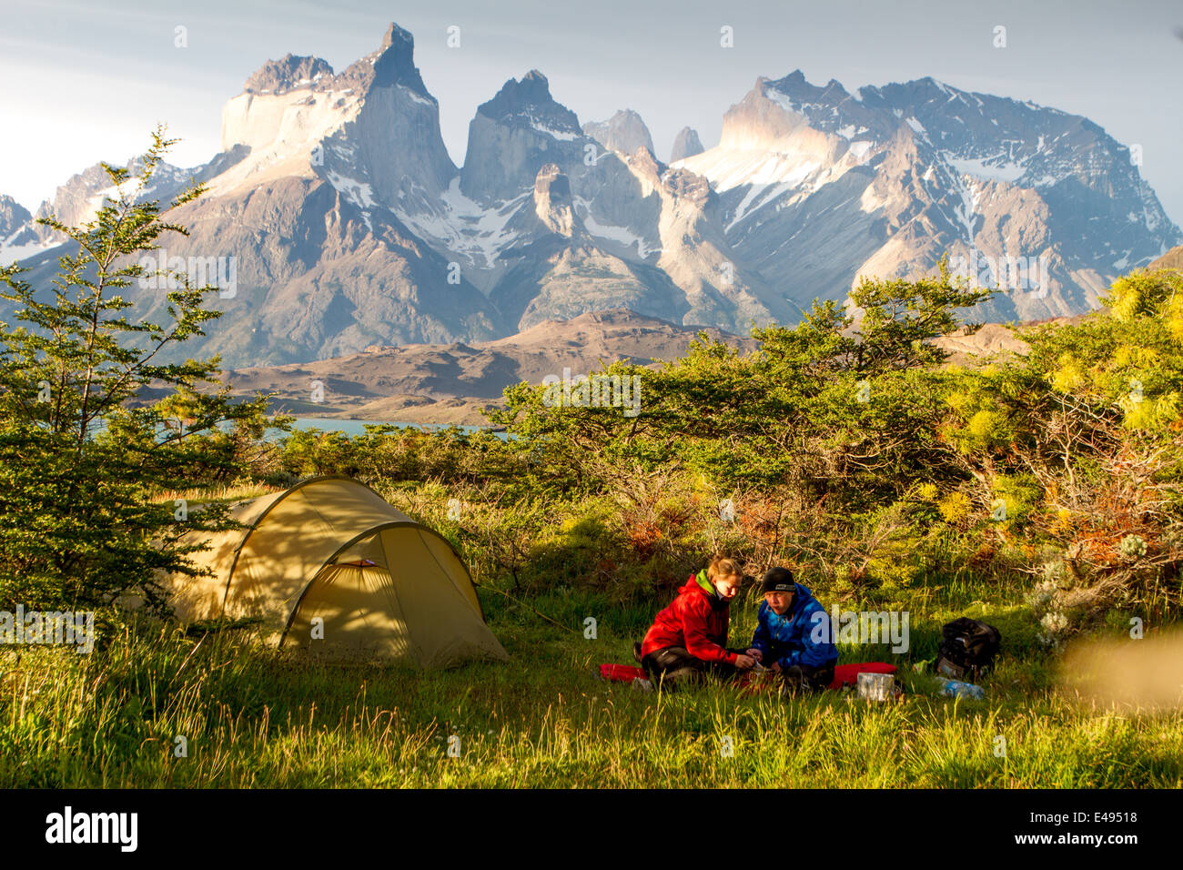 Camping mit Blick auf die Berge, Torres del Paine, Chile Stockfoto