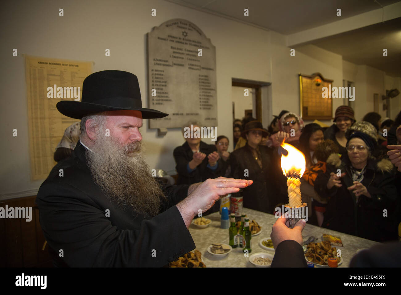 Rabbi schließt den Sabbat während des jüdischen Festivals von Purim. Stockfoto