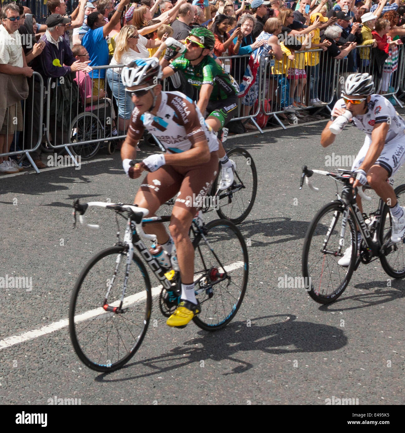 Huddersfield, UK. 6. Juli 2014.  Die Tour De France kommt in Huddersfield: im Bild: Fahrer nehmen Sie sich Zeit für eine schnelle Rehydration als Huddersfield Credit 2014 Tour de France durchläuft: David Preston/Alamy Live News Stockfoto