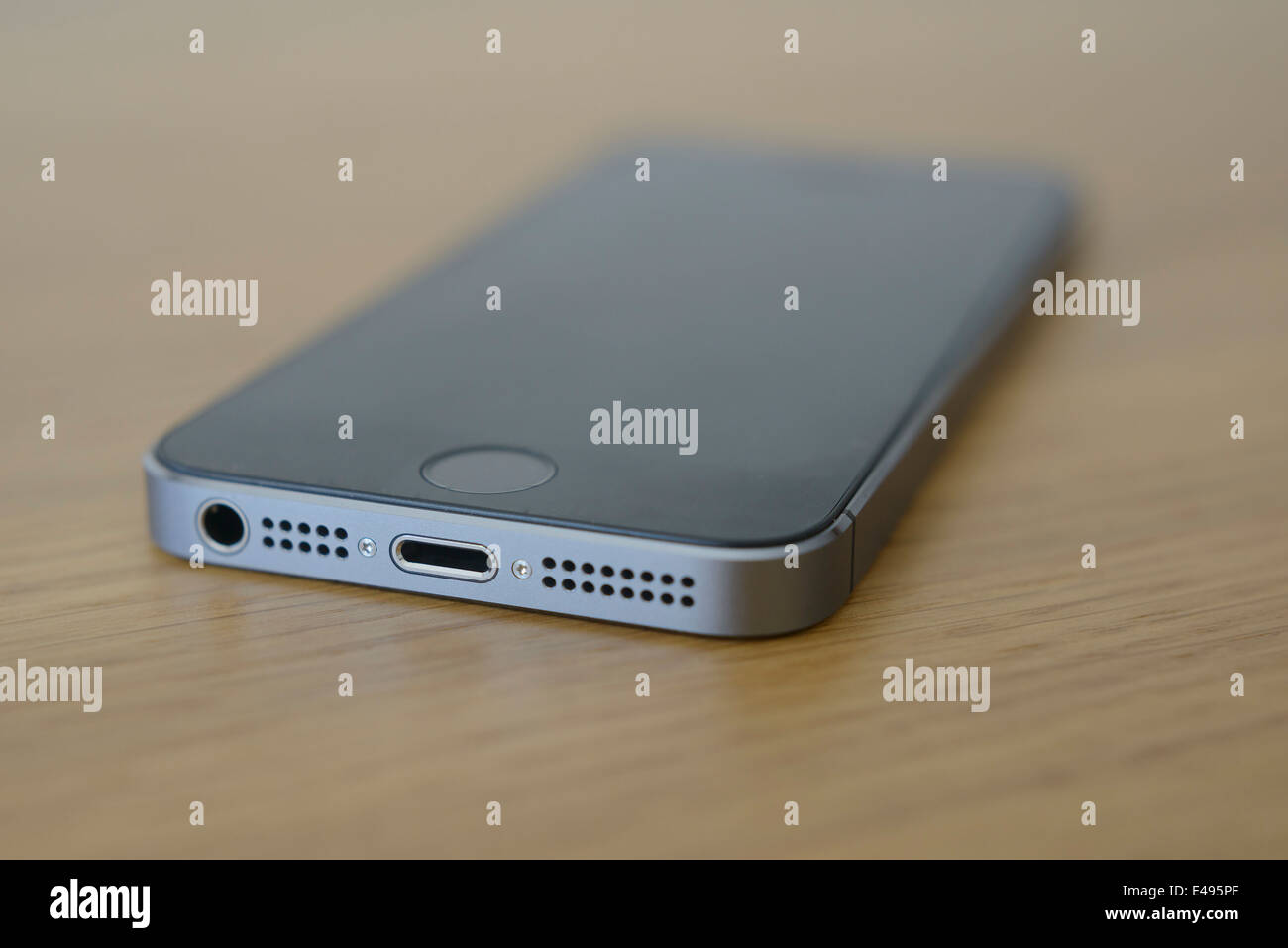Selektiven Fokus Foto des Blitz-Port-Anschluss und Touch-ID von einem Apple iPhone 5 s smartphone Stockfoto