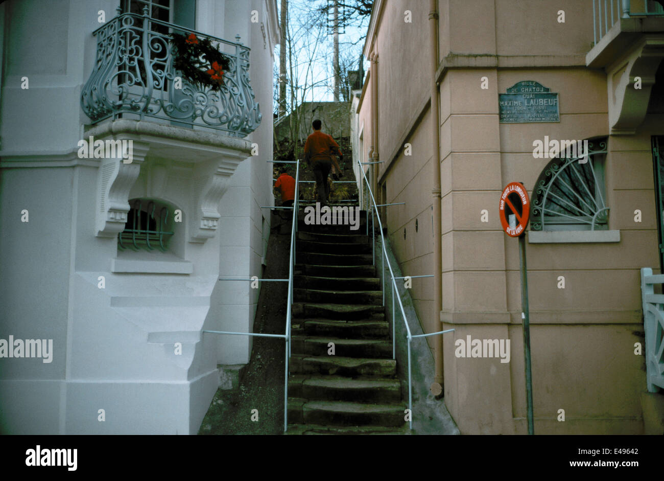 AJAXNETPHOTO -1999 - CHATOU, FRANKREICH - NUR WENIGE SCHRITTE VON DER STRASSE AN DER SEINE ENTFERNT. PLAKETTE AN DER WAND RECHTS VON MAXIME LAUBEUF, U-BOOT ERFINDER. FOTO: JONATHAN EASTLAND/AJAX ORIGINAL REF:990030 (C)FRA CHATOU 62403 3 70 Stockfoto