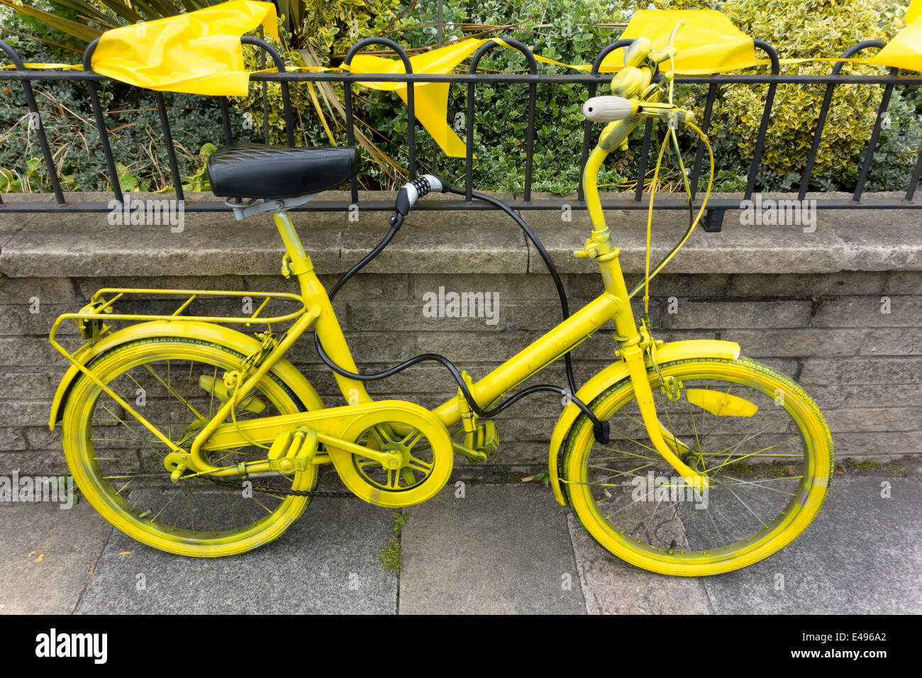Gelb lackiert Fahrrad fördert eine lokale Zyklus Volkslauf inspiriert von der Tour de France in Yorkshire Juli 2014 Stockfoto