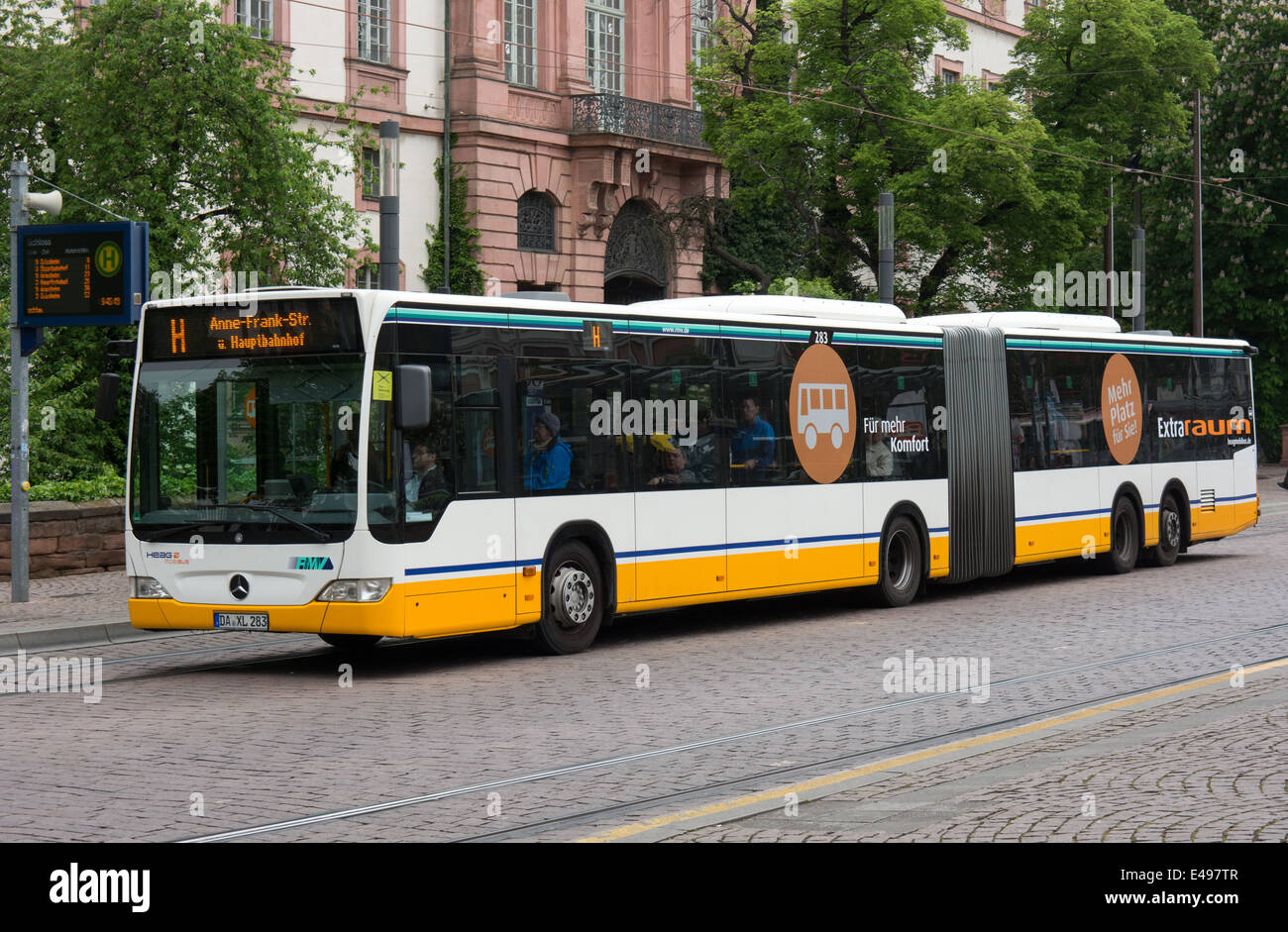Bis zu 193 Passagiere kann durchgeführt werden, auf dieser Mercedes-Benz  Kapazität Gelenkbus. Dieser betreibt in Darmstadt, Deutschland  Stockfotografie - Alamy