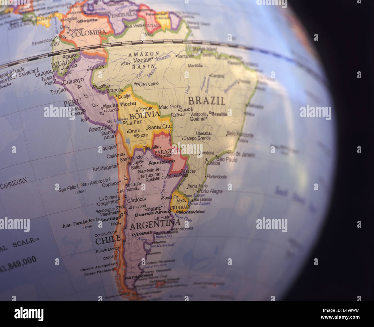 Brasilien, Argentinien, Chile, Bolivien, Uruguay etc., Globus zeigt Südamerika und Äquatorlinie. Stockfoto