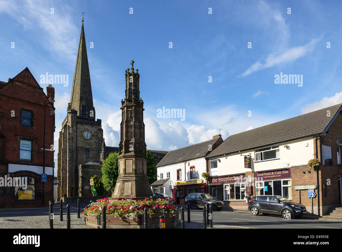 Turm der Kirche und das Kriegerdenkmal in der Stadt Uttoxeter Center UK Stockfoto