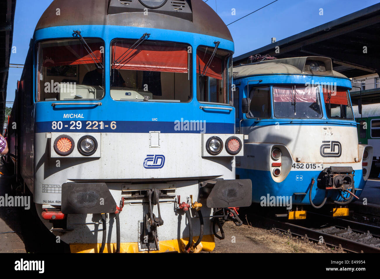 Zug zwei Lokomotiven am Masaryk Bahnhof Prag Tschechische Republik Stockfoto
