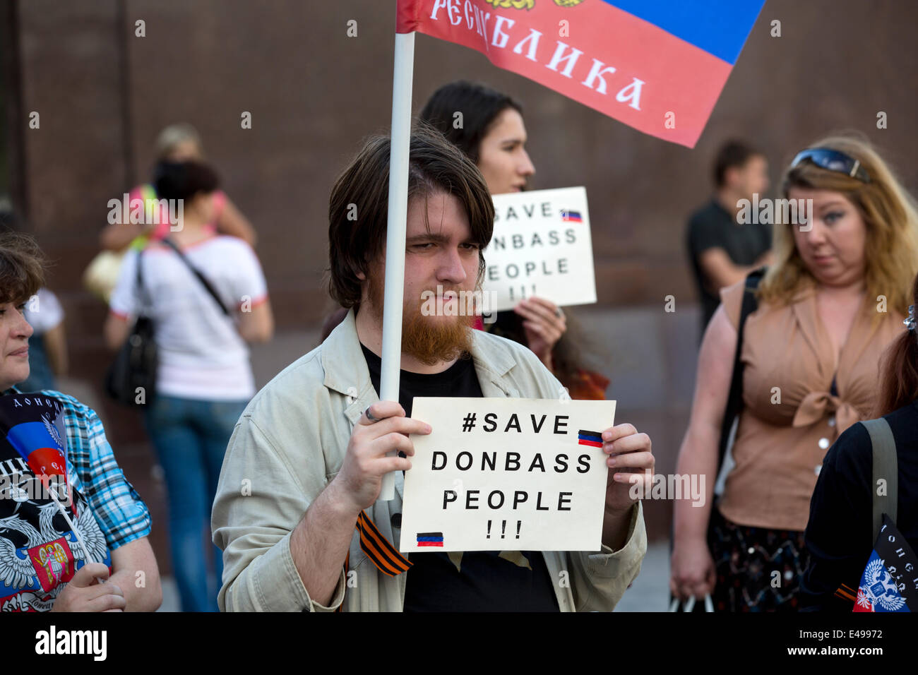 Moskau, Russland. 6. Juli 2014. Präsident Putin, Truppen nach Osten der Ukraine bei unbefugten Kundgebung in der Nähe von Roter Platz, Moskau Credit schicken die Leute fragen: Nikolay Vinokurov/Alamy Live News Stockfoto
