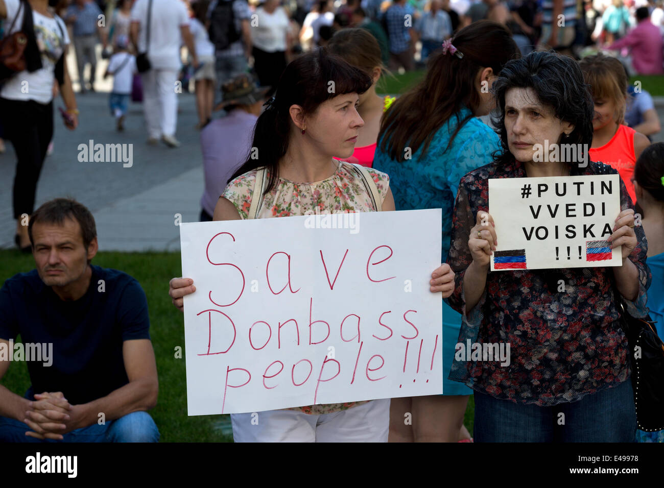 Moskau, Russland. 06. Juli 2014. Man bittet Präsident Putin, bei einer unerlaubten Kundgebung nahe dem Roten Platz, Moskau Credit, Nikolay Vinokurov/Alamy Live News, Truppen in die Ostukraine zu entsenden Stockfoto