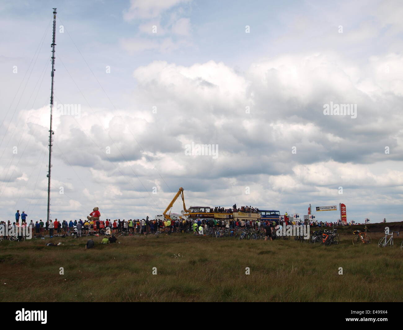 Holmfirth, UK. 6. Juli 2014. Tag zwei der Tour de France 2014 in Yorkshire. Kundenansturm bei der "Cote de Holme Moss', das Radfahrer-Rennen in Derbyshire bevor Sie sich für Sheffield zu sehen. Sechzigtausend Menschen berichtet, haben gewandert und radelten 524m Sumit über Holmfirth, West Yorkshire mit Polizei, lokalen Bergrettung und Tour-Hersteller anwesend. Bildnachweis: M Kyle/Alamy Live-Nachrichten Stockfoto