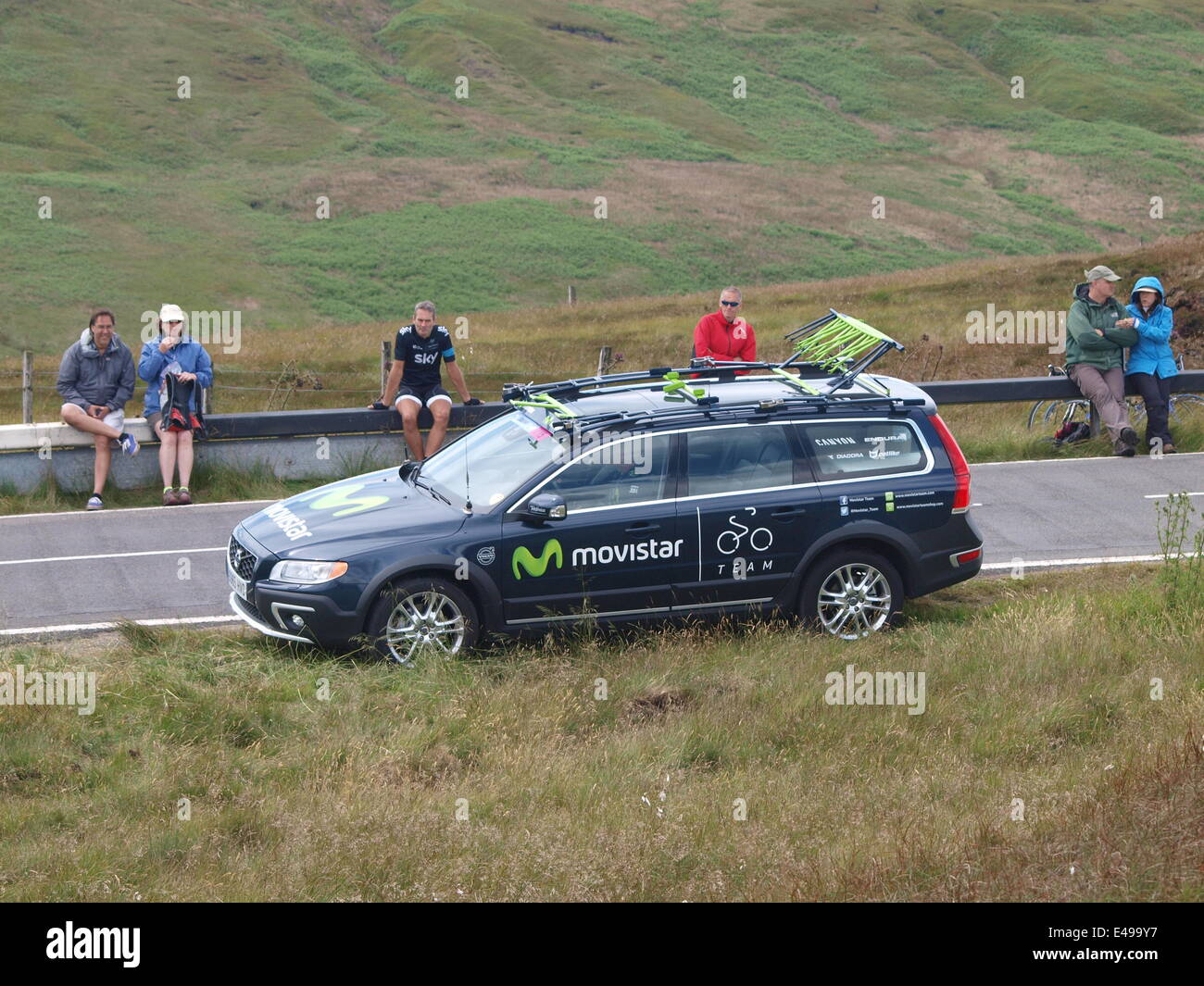 Holmfirth, UK. 6. Juli 2014. Tag zwei der Tour de France 2014 in Yorkshire. Kundenansturm bei der "Cote de Holme Moss', das Radfahrer-Rennen in Derbyshire bevor Sie sich für Sheffield zu sehen. Sechzigtausend Menschen berichtet, haben gewandert und radelten auf 530m Sumit über Holmfirth, West Yorkshire mit Polizei, lokalen Bergrettung und Tour-Hersteller anwesend. Bildnachweis: M Kyle/Alamy Live-Nachrichten Stockfoto