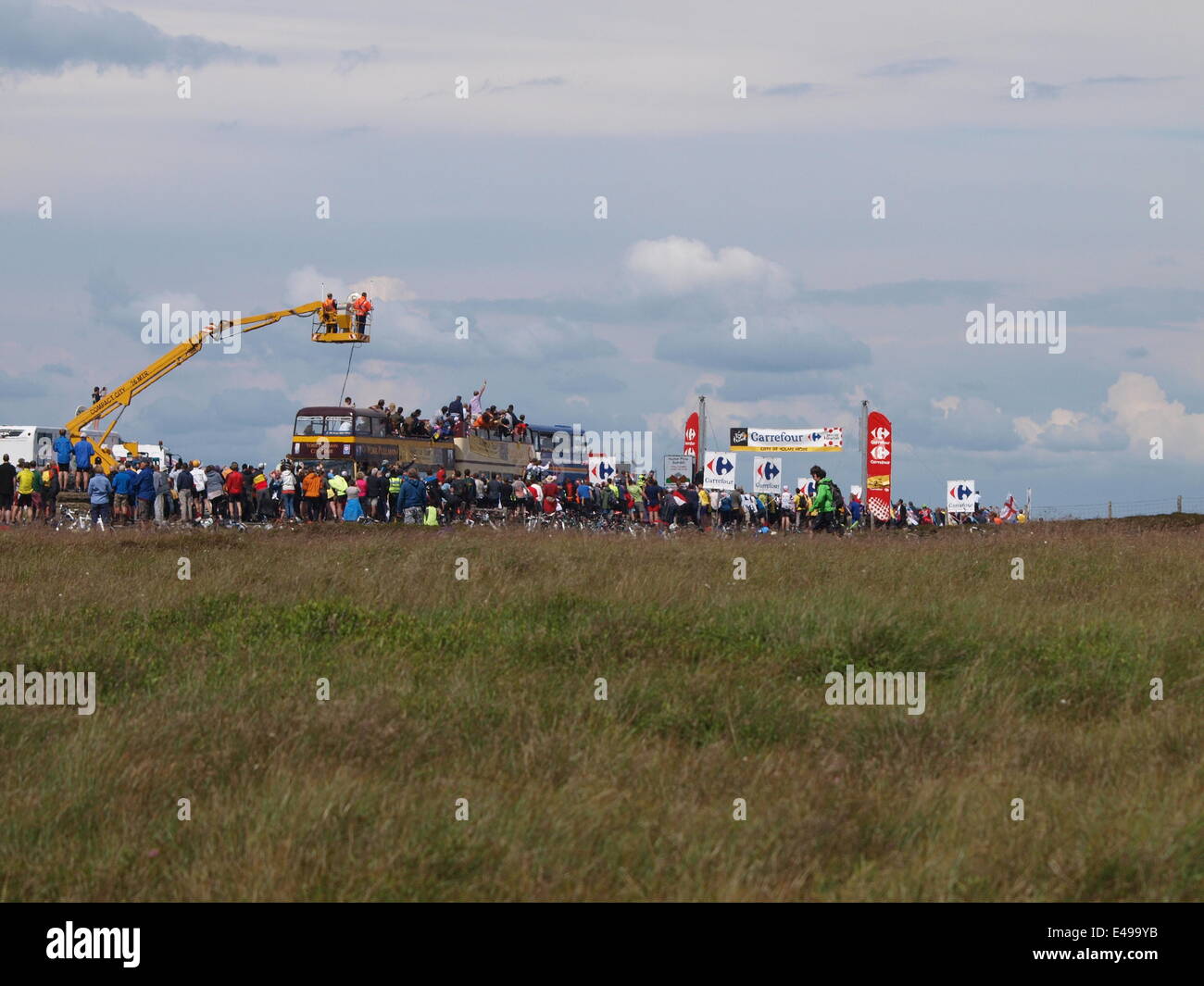 Holmfirth, UK. 6. Juli 2014. Tag zwei der Tour de France 2014 in Yorkshire. Kundenansturm bei der "Cote de Holme Moss', das Radfahrer-Rennen in Derbyshire bevor Sie sich für Sheffield zu sehen. Sechzigtausend Menschen berichtet, haben gewandert und radelten 524m Sumit über Holmfirth, West Yorkshire mit Polizei, lokalen Bergrettung und Tour-Hersteller anwesend. Bildnachweis: M Kyle/Alamy Live-Nachrichten Stockfoto