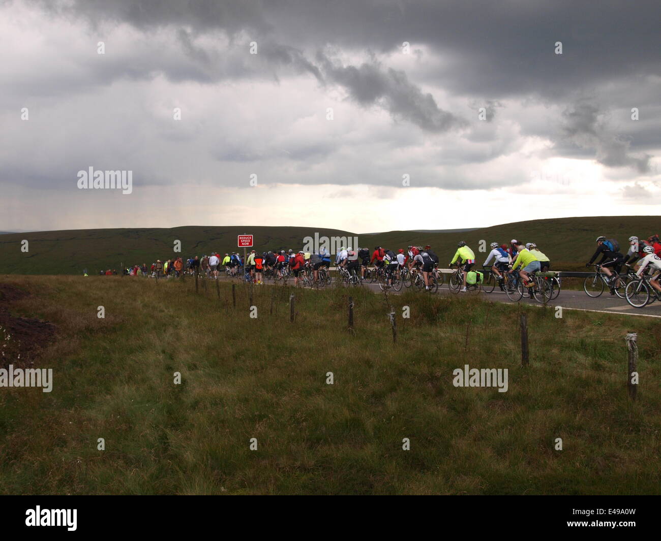 Holmforth, UK. 6. Juli 2014. Tag zwei der Tour de France 2014 in Yorkshire. Kundenansturm bei der "Cote de Holme Moss', das Radfahrer-Rennen in Derbyshire bevor Sie sich für Sheffield zu sehen. Sechzigtausend Menschen berichtet, haben gewandert und radelten 524m Sumit über Holmfirth, West Yorkshire mit Polizei, lokalen Bergrettung und Tour-Hersteller anwesend. Bildnachweis: M Kyle/Alamy Live-Nachrichten Stockfoto