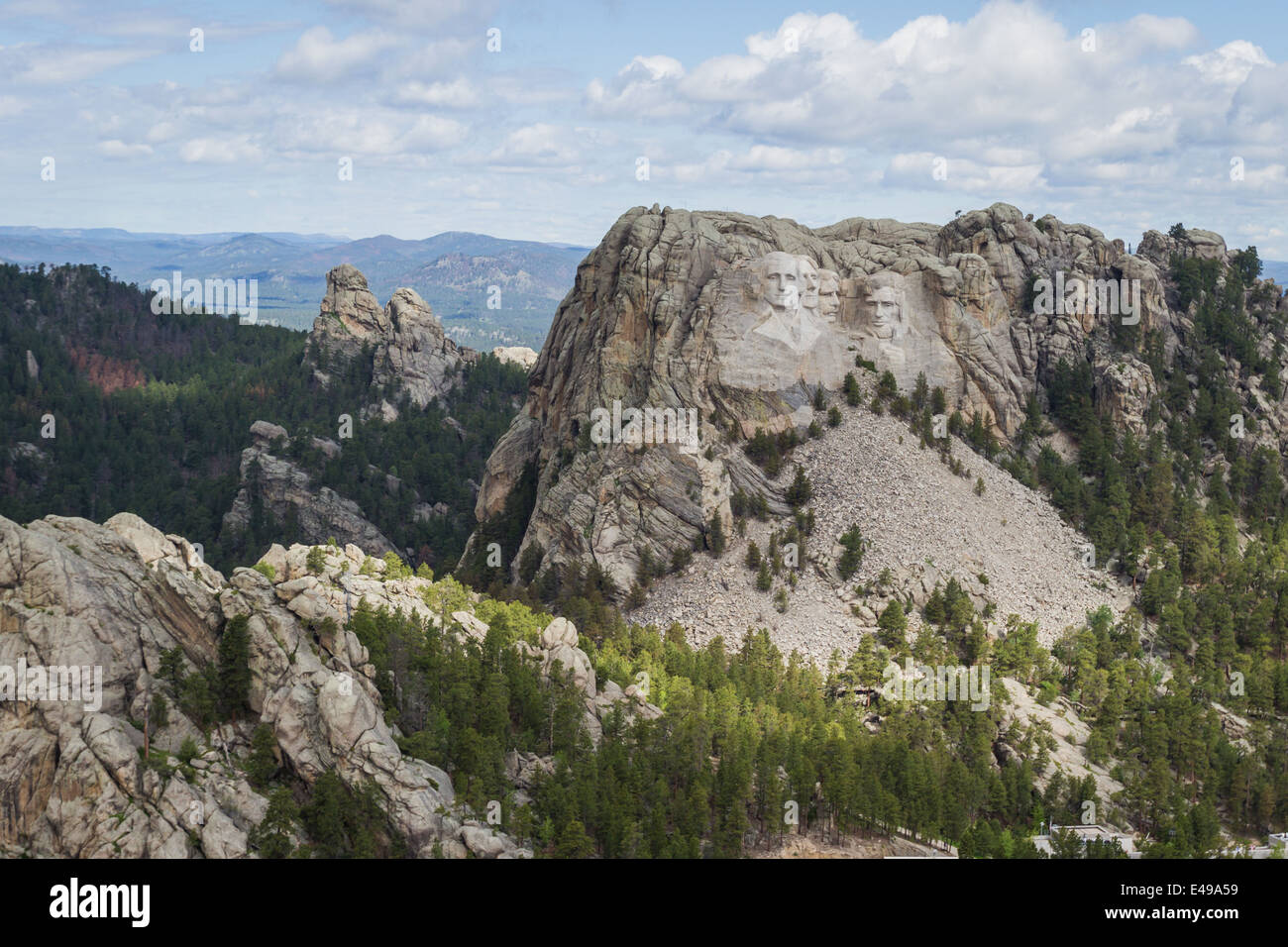 Luftaufnahme von Mount Rushmore an einem bewölkten Frühlingsmorgen Stockfoto