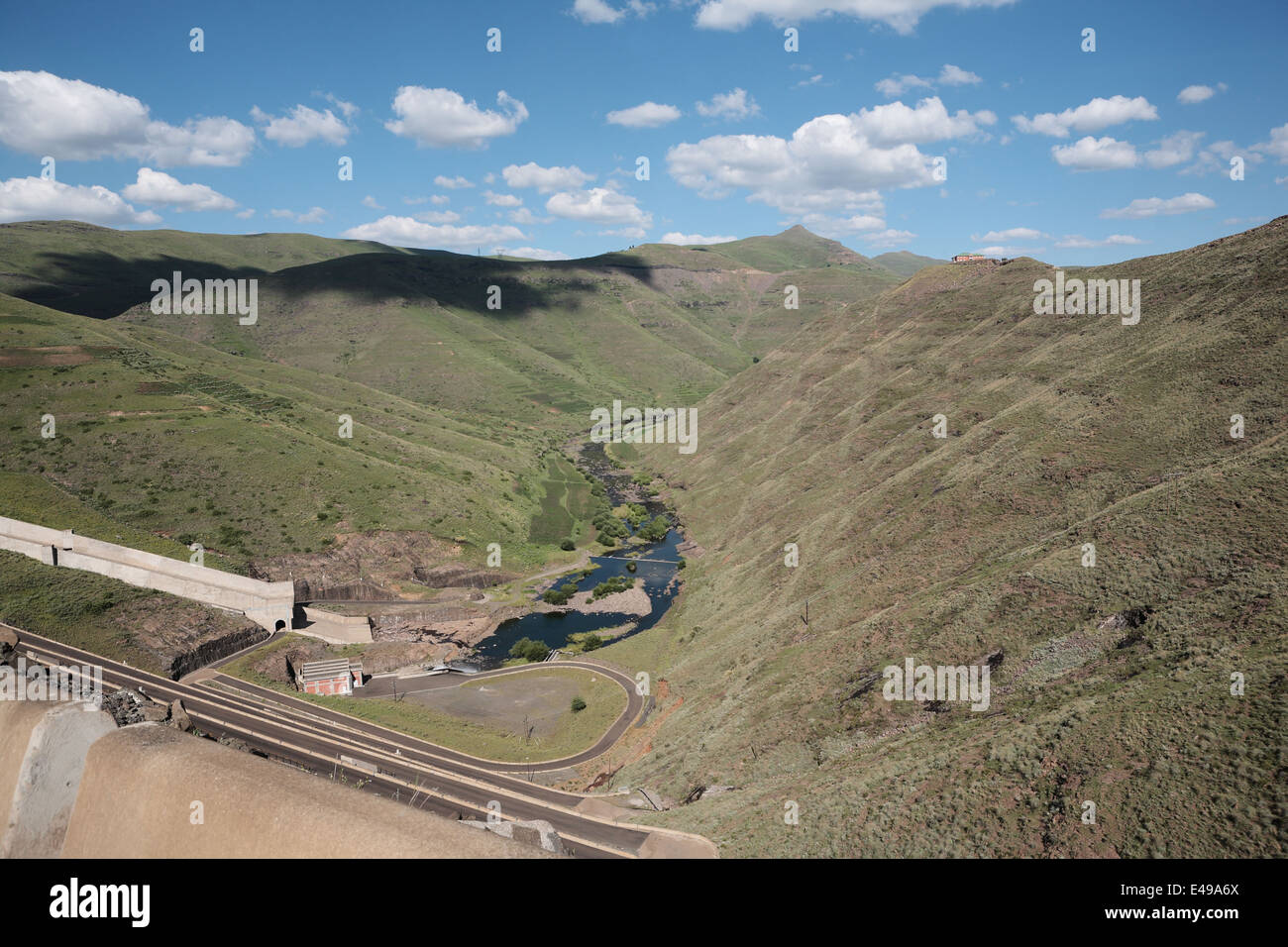 Blick auf Berge und den Fluss von der Mohale Dam Wand, Lesotho Stockfoto