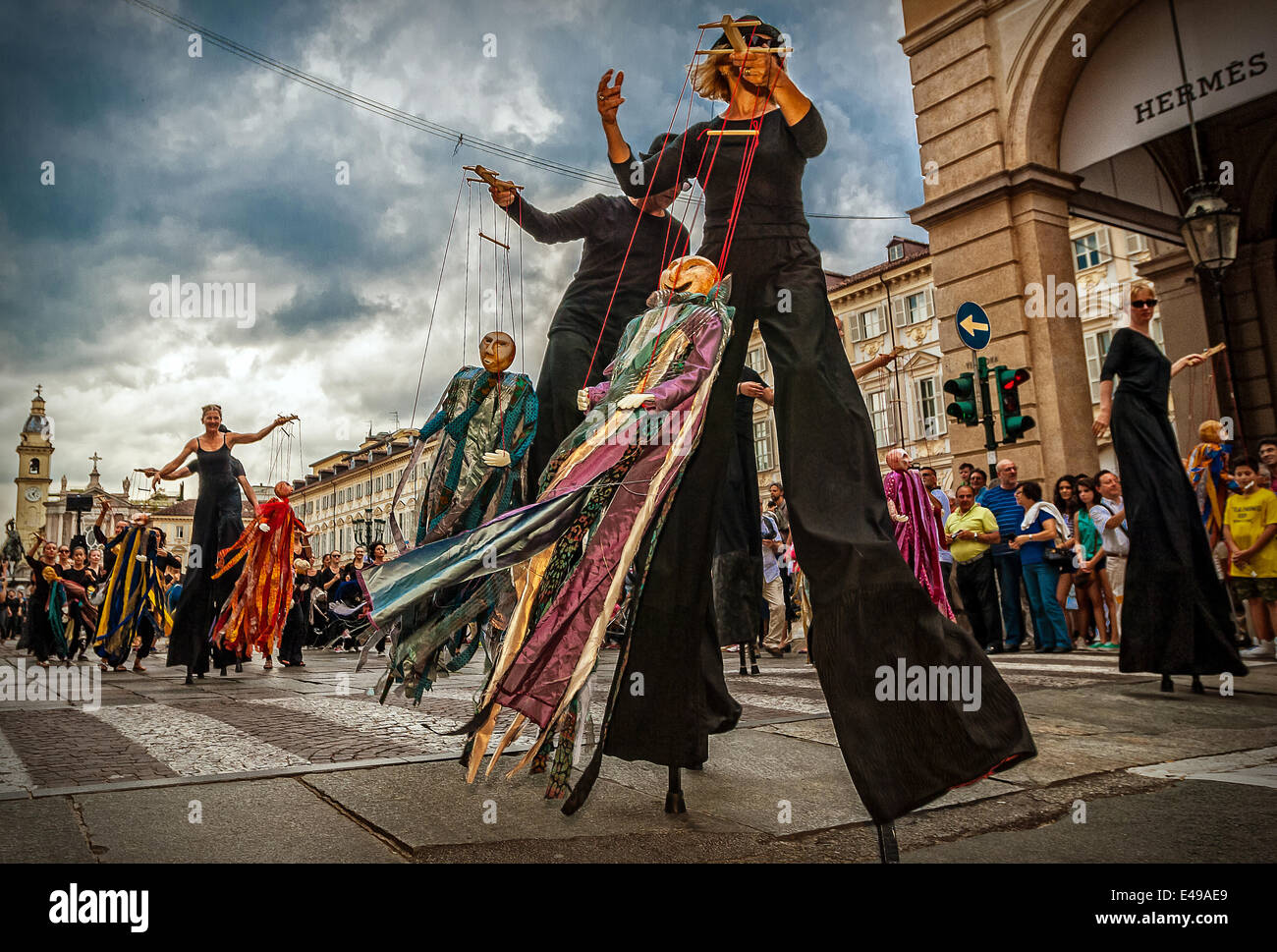 Turin, Italien. 6. Juli 2014. Ausgehend von der Piazza S. Carlo.Torino Tanzfestival, begann im Jahr 2014 mit der Biennale De La Danse in Lyon und ein großes Gemeinschaftsprojekt im Mittelpunkt dieses Berichts, der Defilè, einer großen Parade, die alle zwei Jahre öffnet die Biennale De La Danse in Lyon. Defilè zwischen 5 000 und 6 Tausend nicht-professionellen Tänzern teilnehmen und zum ersten Mal die Veranstaltung statt findet in Italien. Bei der Parade werden manipuliert über 600 Puppen und Marionetten, von den Teilnehmern Credit: wirklich Easy Star/Alamy Live News Stockfoto