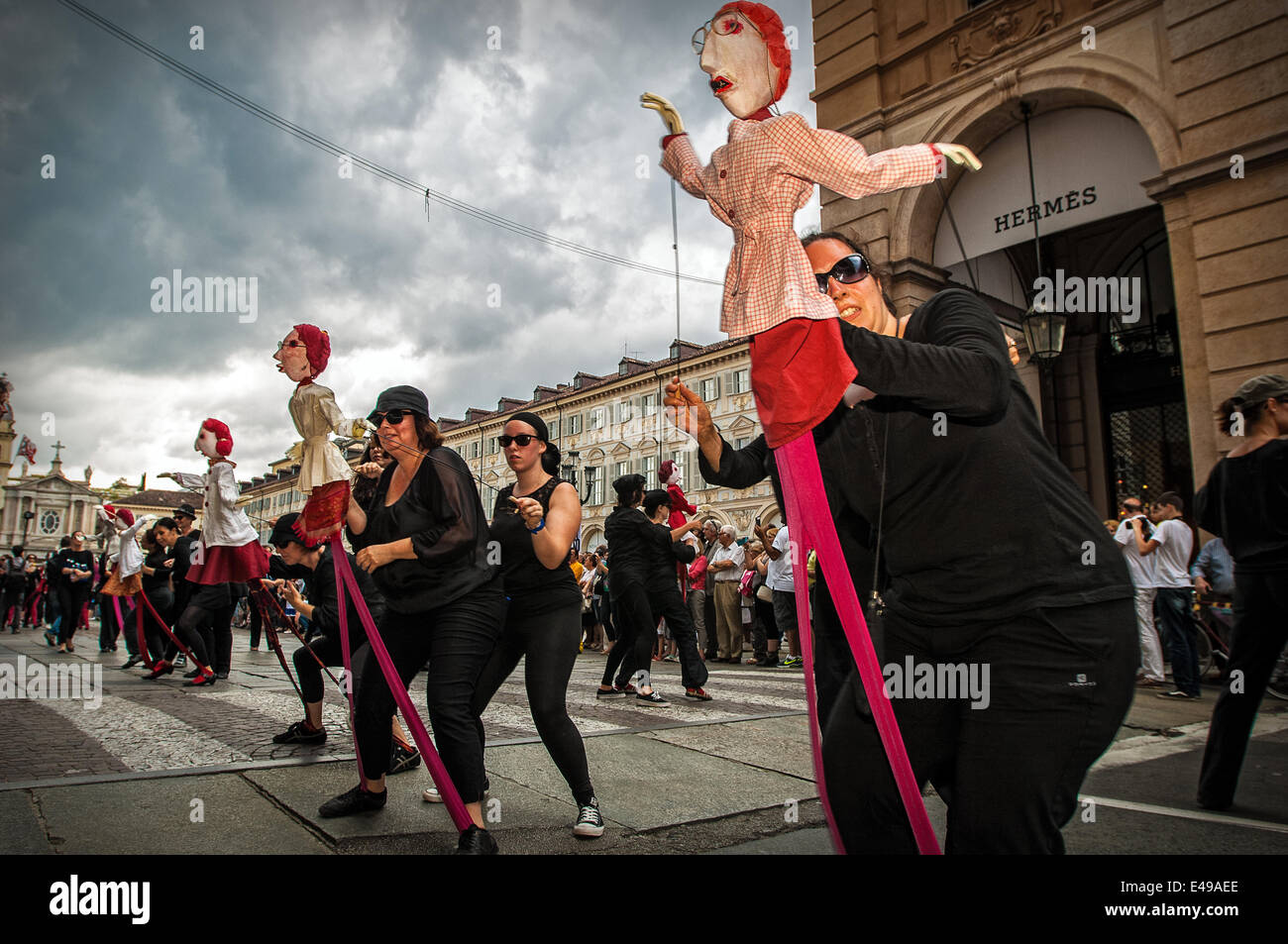 Turin, Italien. 6. Juli 2014. Ausgehend von der Piazza S. Carlo.Torino Tanzfestival, begann im Jahr 2014 mit der Biennale De La Danse in Lyon und ein großes Gemeinschaftsprojekt im Mittelpunkt dieses Berichts, der Defilè, einer großen Parade, die alle zwei Jahre öffnet die Biennale De La Danse in Lyon. Defilè zwischen 5 000 und 6 Tausend nicht-professionellen Tänzern teilnehmen und zum ersten Mal die Veranstaltung statt findet in Italien. Bei der Parade werden manipuliert über 600 Puppen und Marionetten, von den Teilnehmern Credit: wirklich Easy Star/Alamy Live News Stockfoto