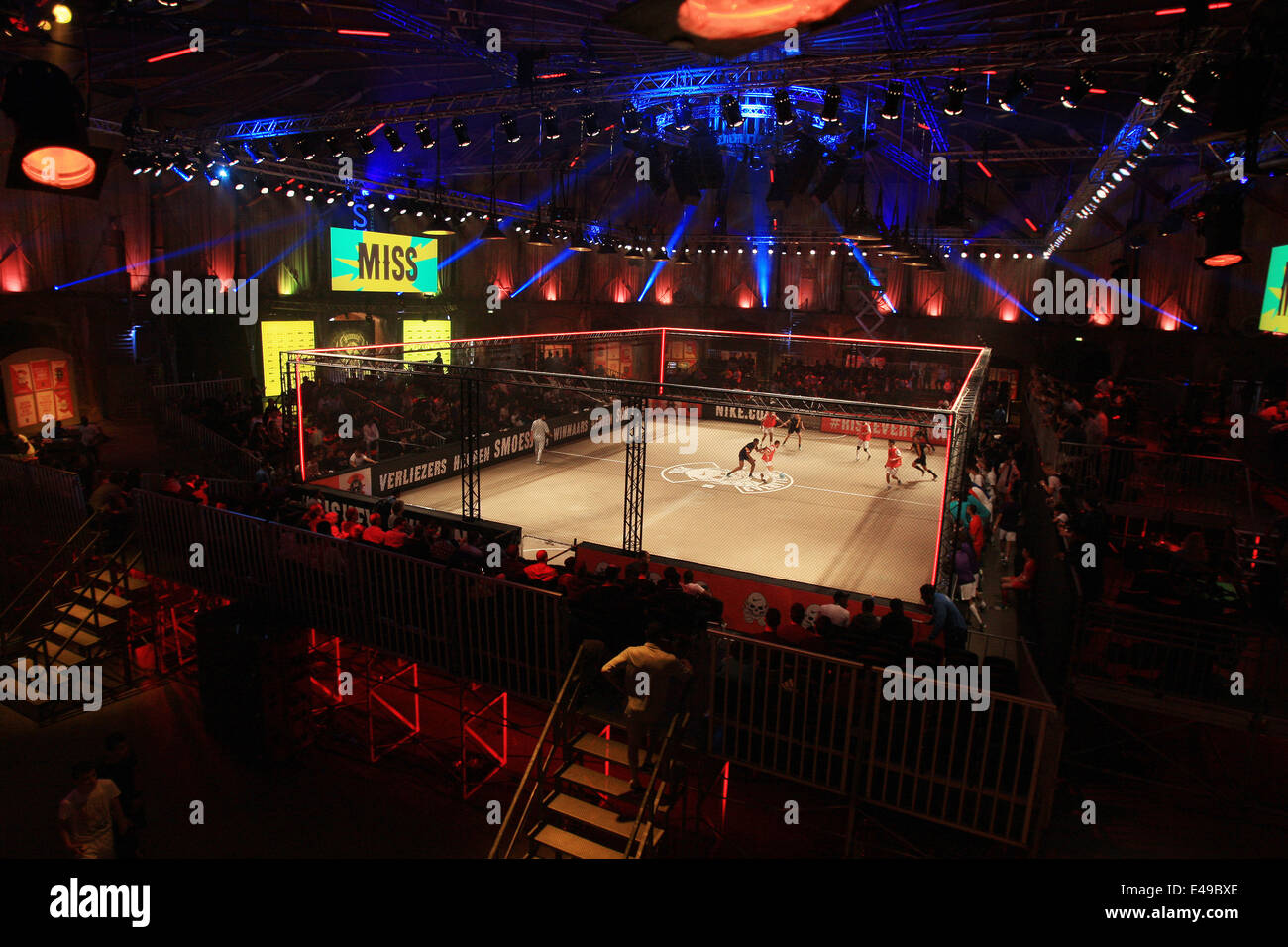 Spieler in Aktion während Nike Sieger bleibt Street Fußball-Turnier Finale  am Gashouder Klonneplein in Amsterdam, Niederlande Stockfotografie - Alamy