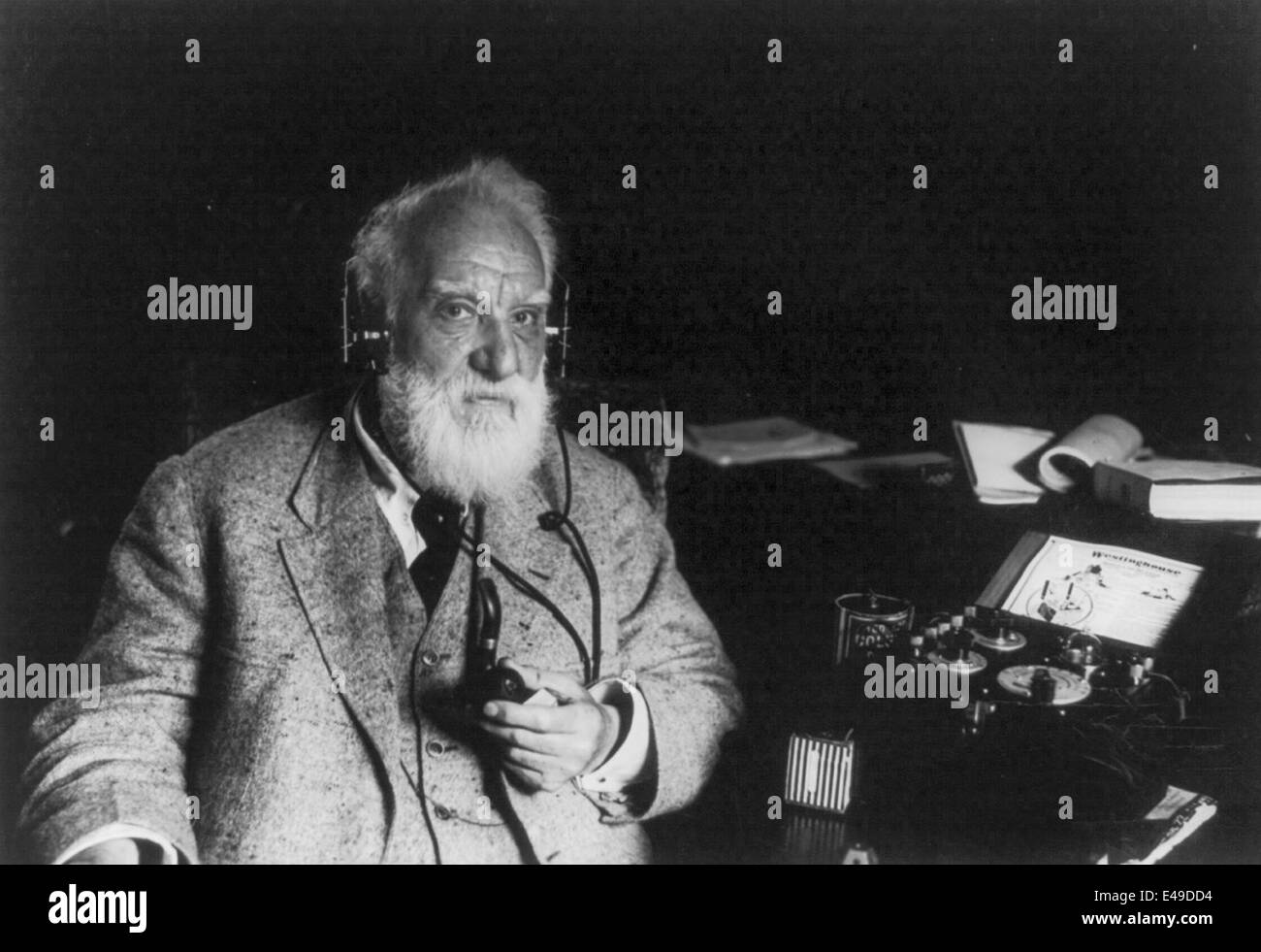 Telefon ein Ärgernis - radio eine Freude, Alexander Graham Bell - Alexander Graham Bell gestellt, 1/2 Länge, sitzend mit Radiophone, Rohr halten und tragen von Kopfhörern, ca. 1922 Stockfoto
