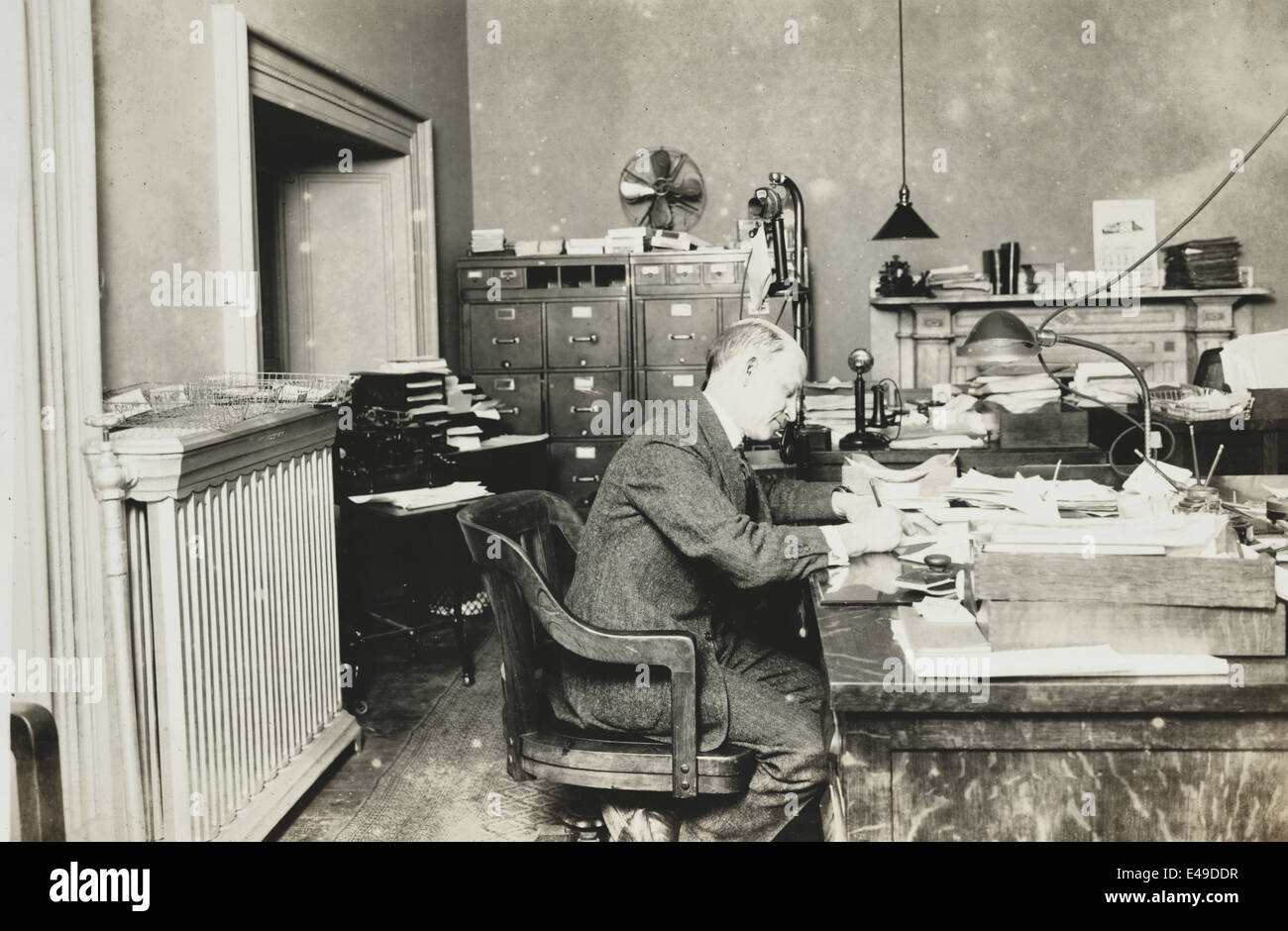Aktivitäten der internen Einnahmen Abt, Dr. A. B. Adams, Leiter des Bereichs Technik der Internal Revenue, ca. 1920 Verbot durchzusetzen Stockfoto