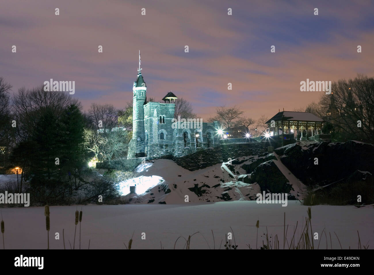 NEW YORK, NEW YORK - 25 Januar: Belvedere-Turm in der Nacht im Central Park. 25. Januar 2011 in New York City aufgenommen. Stockfoto