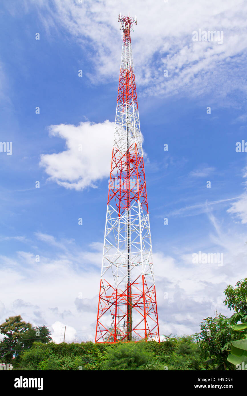 Telekommunikation-Turm und blauer Himmel Stockfoto