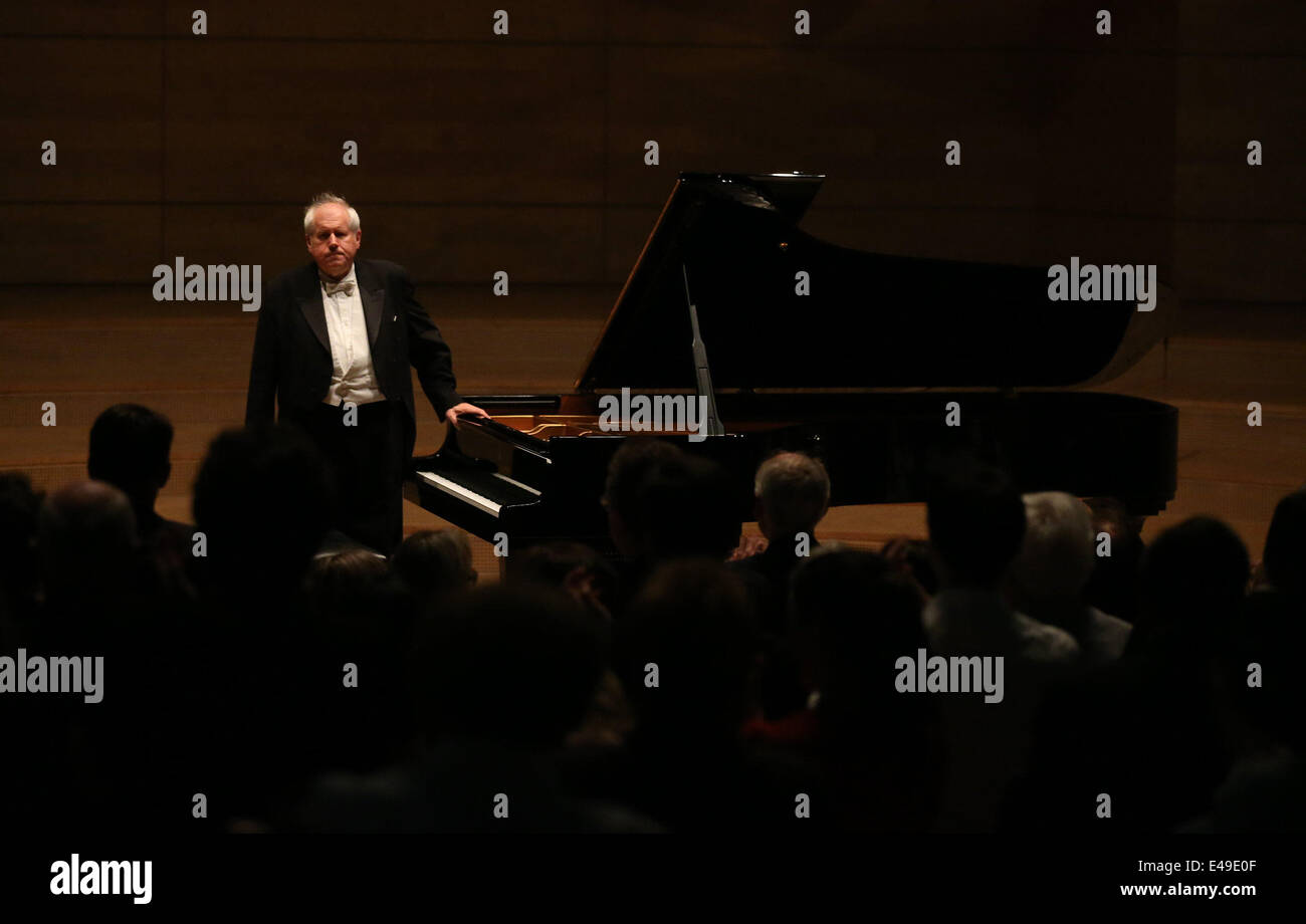 Essen, Deutschland. 6. Juli 2014. Russischer Pianist Grigory Sokolov begrüßt das Publikum bei seinem Solo Konzert während der Klavier-Festival Ruhr in Essen, Deutschland, am 6. Juli 2014. © Luo Huanhuan/Xinhua/Alamy Live-Nachrichten Stockfoto