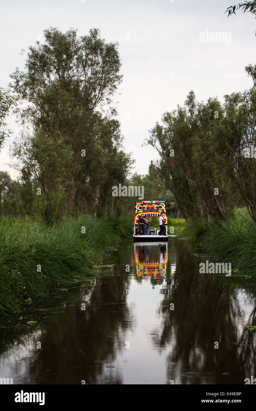 Xochimilco Trajineras in Mexiko-Stadt, alte traditionelle Reiten in den Kanälen Stockfoto