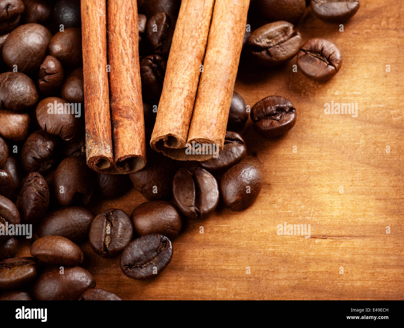 Kaffeebohnen über Holz Hintergrund Stockfoto