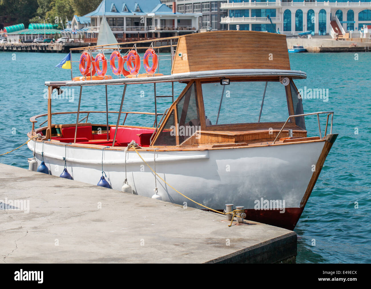 Kleines Motorboot von dock auf dem blauen Meer Stockfoto