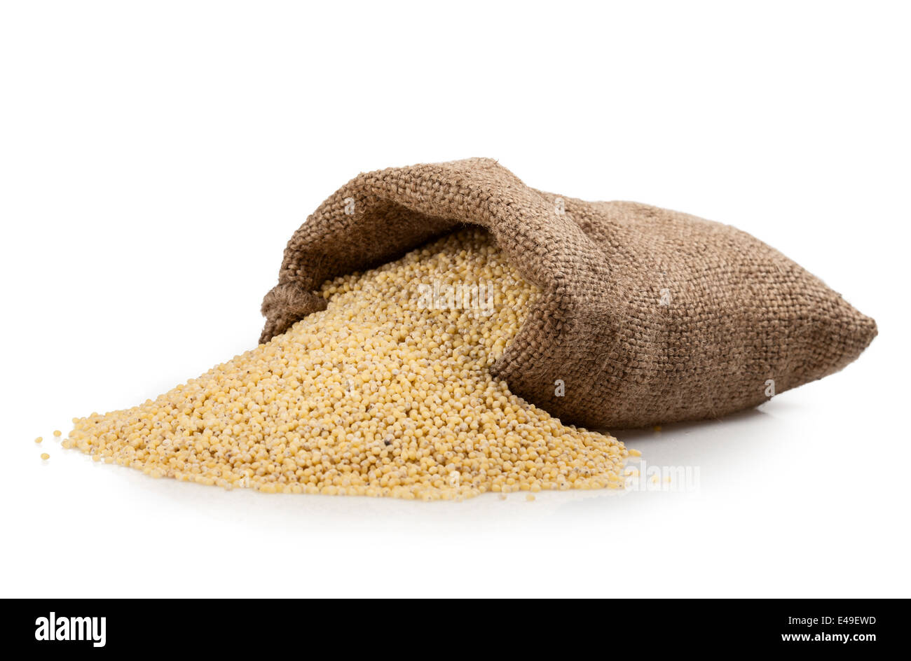 Tasche von Hirse auf weißem Hintergrund Stockfoto